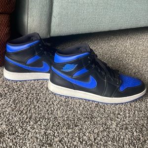 like new BLUE AND BLACK NIKE AIR JORDAN RETRO ONES size 13